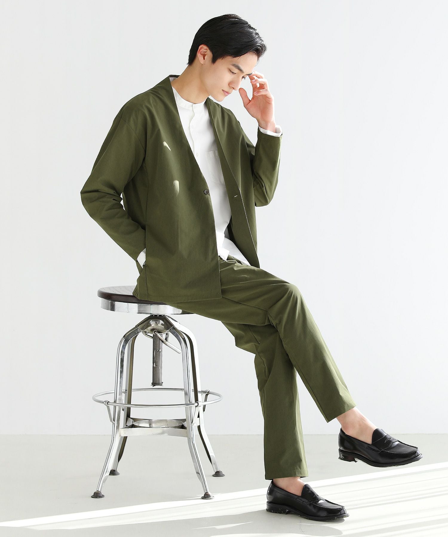 抗菌防臭付きノーカラーカーデジャケット＆テーパードパンツ