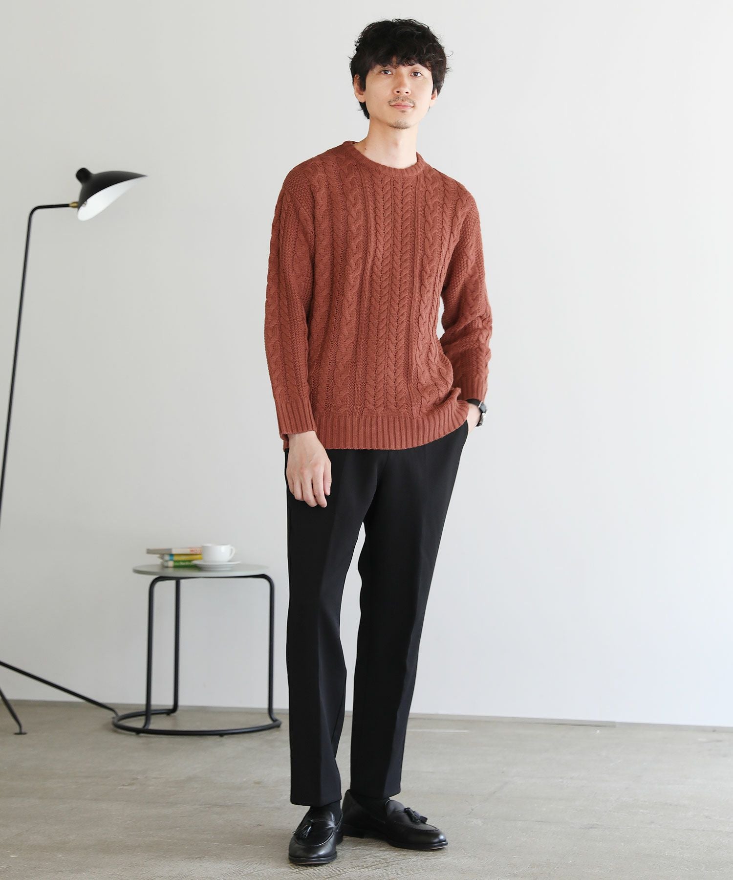 セミワイドシルエットケーブル編みクルーネックニット | 【公式】SPU