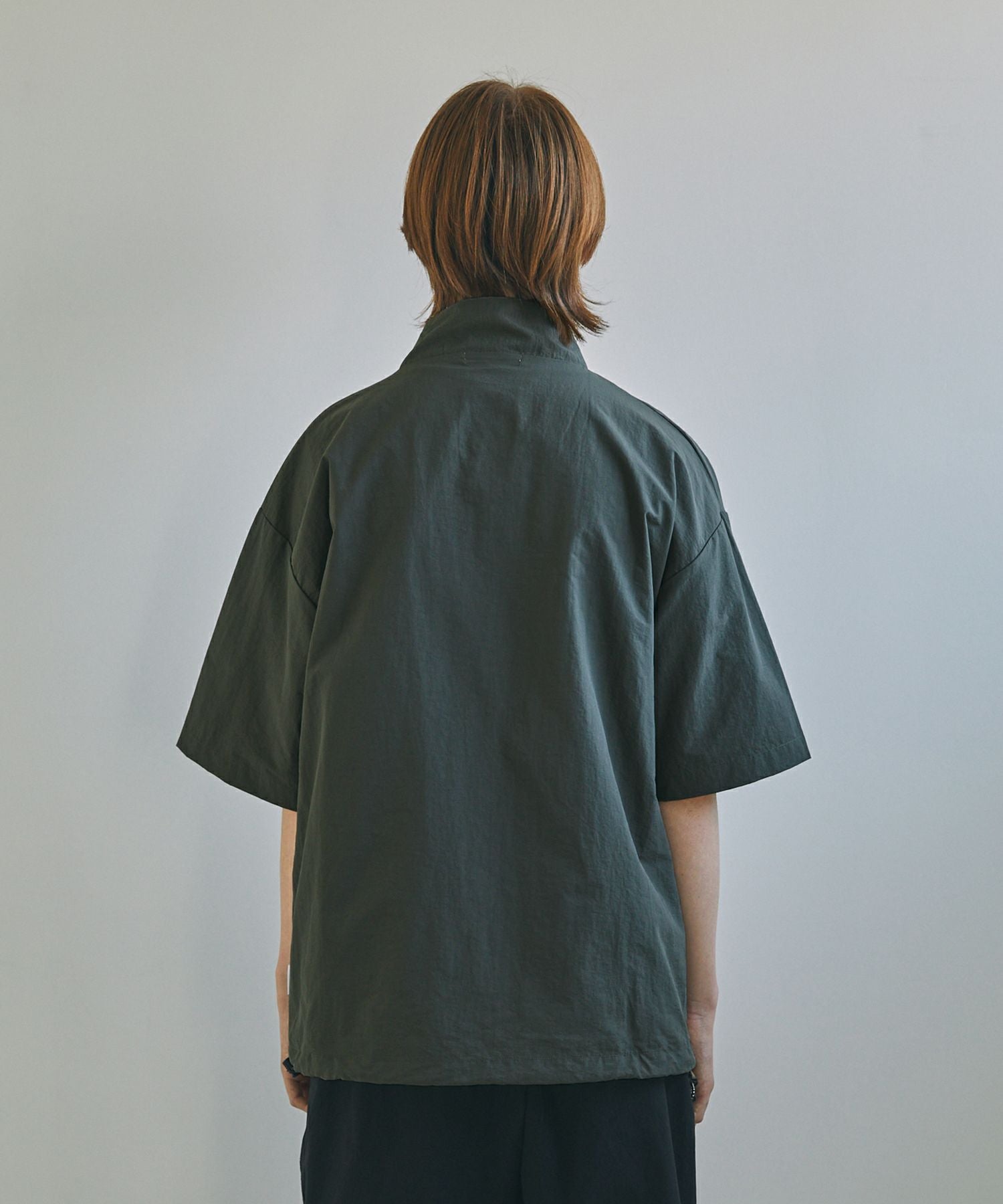 セットアップ対応】 刺繍ロゴワッシャーナイロン半袖ハーフジップ裾
